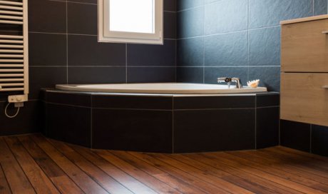 Création d'une salle de bains avec une baignoire d'angle - Villefranche-sur-Saône - JLM RENOVATION