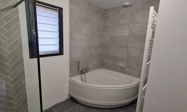 Entreprise de création salles de bains clé en main avec une baignoire d'angle - Villefranche-sur-Saône - JLM RENOVATION