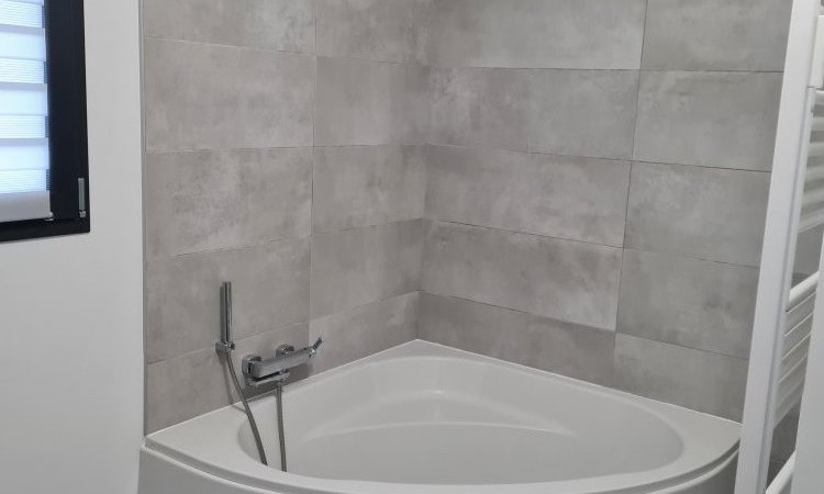 Entreprise de création salles de bains clé en main avec une baignoire d'angle - Villefranche-sur-Saône - JLM RENOVATION